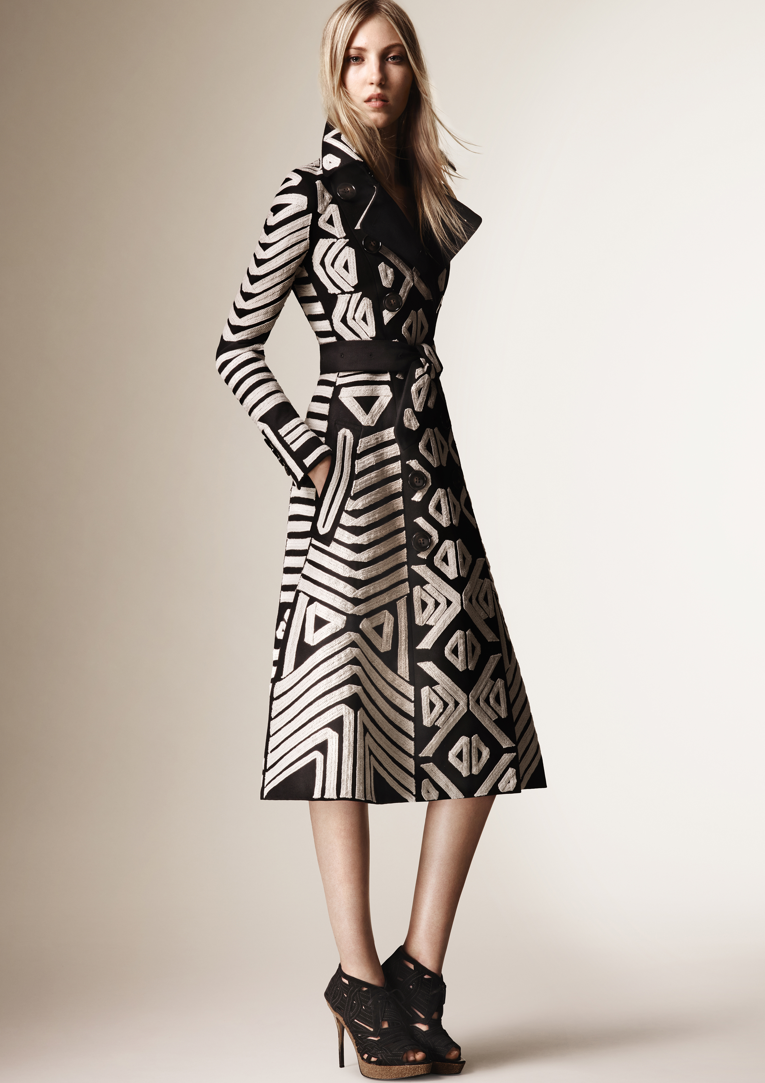 Burberry-Womenswear-Spring_Summer-2016-Pre-Collection-Look-1