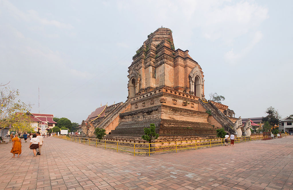 1024px-Chedi_Luang_-_Chiang_Mai