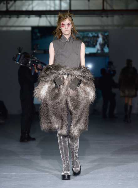 AF+Vandevorst+Runway+LFW+AW16+sORK2NzusZml