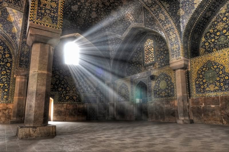 Sun-Light-Enters-Taj-Mahal-Inside-View